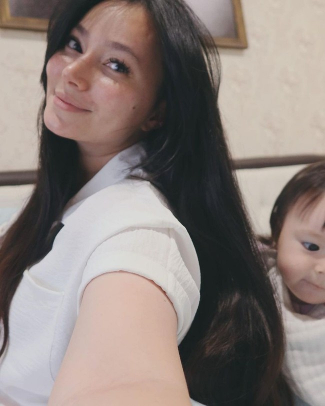 Setelah sekitar tujuh bulan usai melahirkan, Asmirandah kembali dengan penampilan yang terlihat lebih langsing. Melalui unggahan Instagramnya, wanita 31 tahun itu mengungkapkan bahwa dirinya telah mengalami penurunan berat badan. Foto: Instagram/@asmirandah89