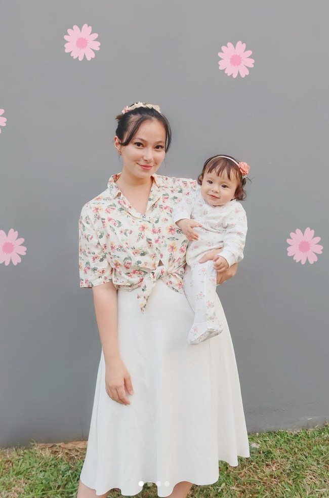 Melalui akun Instagramnya, Asmirandah sendiri sering membagikan momen-momen kebersamaannya bersama putri kecilnya. Seperti dalam foto yang satu ini, dua-duanya terlihat sama-sama cantik ya? Foto: Instagram/@asmirandah89