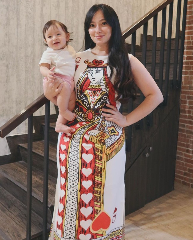 Asmirandah sendiri diketahui sebelumnya telah menjalani program bayi tabung untuk memperoleh keturunan. Hal itu dipilih oleh Asmirandah dan Jonas Rivanno usai menikah dan menunggu hingga 7 tahun. Foto: Instagram/@asmirandah89