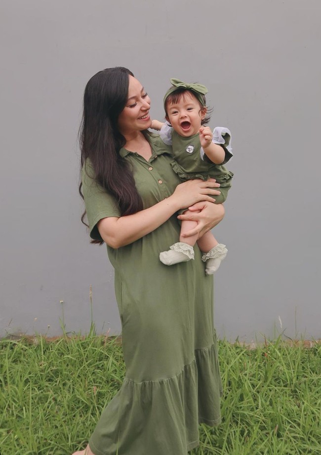 Walaupun sudah menginjak usia kepala tiga, namun penampilan Asmirandah masih tetap menawan dan tak kalah dengan para ABG. Bagaimana menurutmu? Foto: Instagram/@asmirandah89