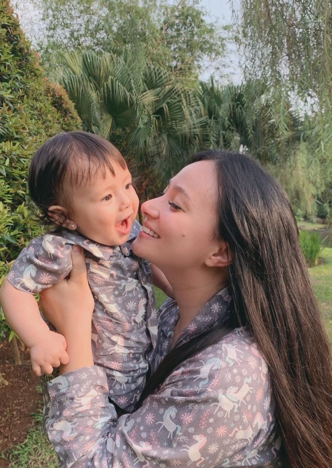 Memiliki darah keturunan Indonesia dan Belanda dari kedua orangtuanya, tak heran jika Asmirandah memiliki wajah yang kebule-bulean. Wajah blasterannya itu pun diturunkan ke sang anak. Foto: Instagram/@asmirandah89