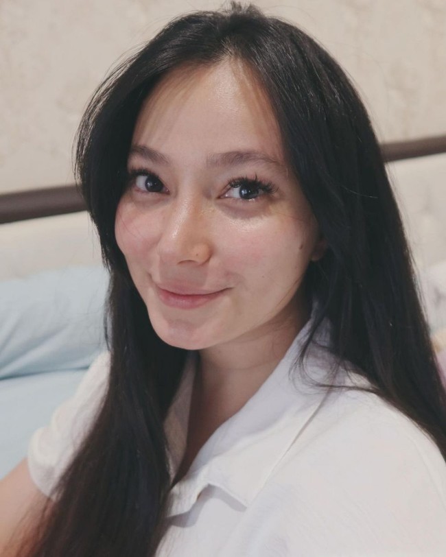 Pada 25 Desember 2020 Asmirandah melahirkan putri pertamanya bersama Jonas Rivanno yang diberi nama Chloe Emanuelle Van Wattimena. Sejak hamil Asmirandah sendiri memang mengalami peningkatan berat badan yang cukup signifikan, yaitu sekitar 19 kg. Hal itu sempat disampaikannya melalui unggahan di Instagram pribadi miliknya. Foto: Instagram/@asmirandah89