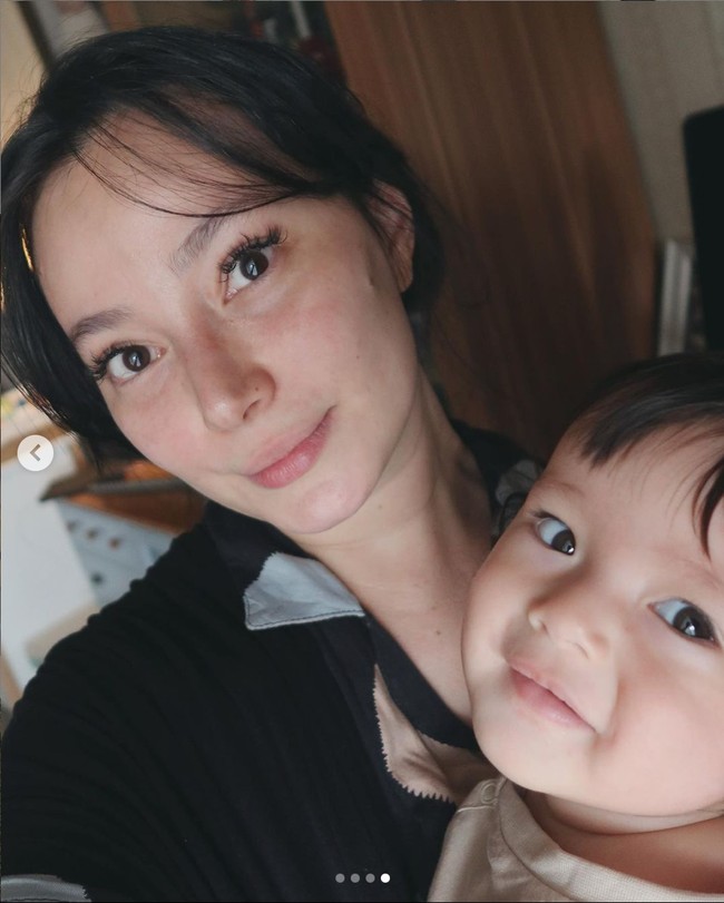 Asmirandah mengaku bahwa saat ini berat badannya sudah turun sekitar 15 kg. Penampilan barunya itu pun sukses mencuri perhatian. Tak sedikit netizen yang terlihat memuji penampilan baru istri dari Jonas Rivanno itu. Foto: Instagram/@asmirandah89