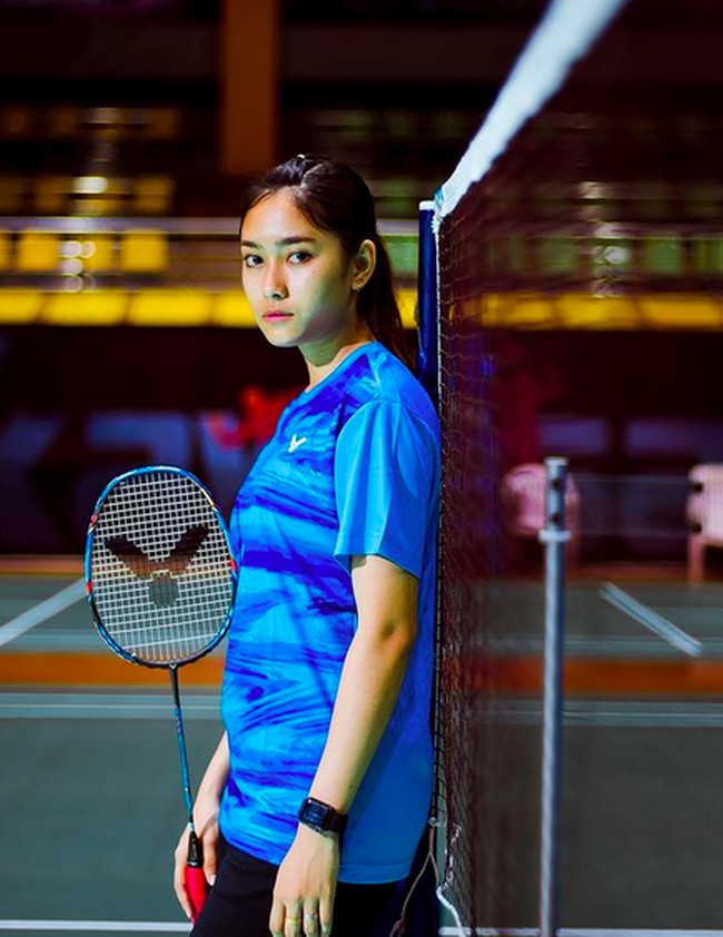 Gregoria Mariska mengalahkan Thet Htar Thuzar di laga penyisihan Grup M Olimpiade Tokyo 2020 di Musashino Forest Sports Plaza, Minggu (25/7/2021). Thet Htar Thuzar harus mengakui kehebatan Grogoria yang menang dengan skor 21-11, 21-8. Meski kalah, Thet Htar Thuzar malah banjir pujian. (Foto: Instagram/@_thethtarthuzar_)