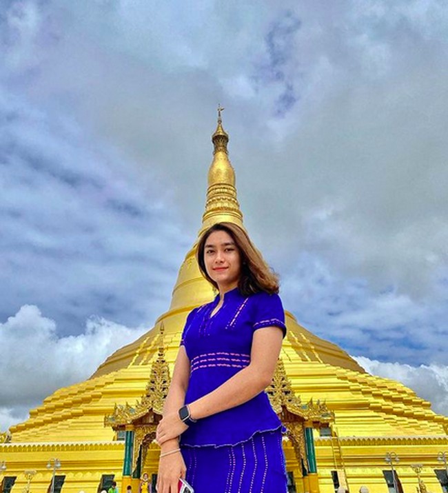 Lahir di Yangon, 15 Maret 1999, ia tumbuh besar di tengah keluarga atlet. Ayah dan ibunya rupanya pemain badminton profesional tingkat nasional. Sejak usia tujuh tahun, Thet Htar Thuzar bermain badminton. Baru pada 2010, olahraga tersebut mulai diseriusinya. (Foto: Instagram/@_thethtarthuzar_)