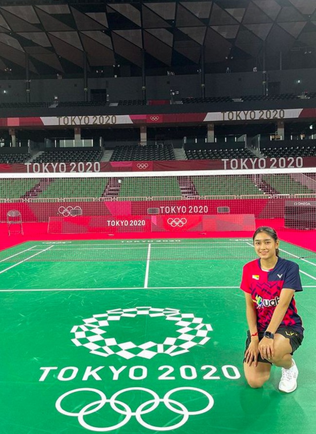 Thet Htar Thuzar dari Myanmar, lawan tunggal putri Indonesia Gregoria Mariska Tunjung di cabor bulutangkis Olimpiade 2020, sukses bikin netizen Indonesia salah fokus. Bukan karena teknik permainannya, melainkan parasnya. (Foto: Instagram/@_thethtarthuzar_)