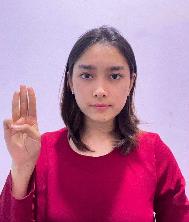 Keluar sebagai juara ketiga, katanya, lantas semakin menginspirasi dia untuk memoles bakatnya. Akhirnya setelah itu, ayah mau melatihku, kata perempuan yang menempuh pendidikan administrasi bisnis Myanmar Imperial University (MIU) itu. (Foto: Instagram/@_thethtarthuzar_)