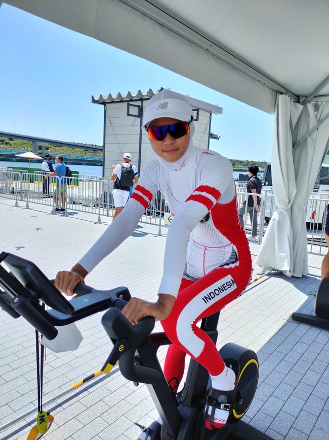 Indonesia juga mengirimkan dua pedayung perempuan pada cabor rowing, salah satunya Melani Putri. Lahir di Kerawang, 21 Juli 2000, Melani yang mengenal olahraga mendayung sejak 2014 sudah pernah mencicipi berbagai kejuaraan, baik tingkat pelajar, Porprov (provinsi), PON (nasional), hingga kejuaraan tingkat Asia, yakni Asian Games. Salah satu prestasinya adalah medali emas di Pekan Olahraga Daerah (Porda) 2018, lalu medali perak di Asian Rowing Cup II di Korea 2018 pada kelas Quadruple. Saat ini, Melani tercatat sebagai mahasiswa Fakultas Keguruan, dan Ilmu Pendidikan di Universitas Singaperbangsa Karawang (Unsika). (Foto: Dok. M Hadris Rowing Coach)