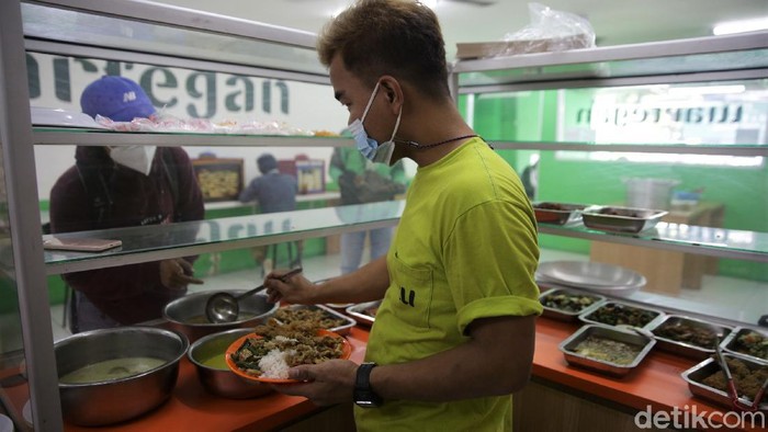 Meski PPKM diperpanjang ada sejumlah aturan yang dilonggarkan. Salah satunya memperbolehkan warung makan untuk buka dan layani makan di tempat selama 20 menit.