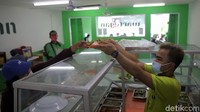 Selain diizinkan makan di tempat, warung makan, pedagang kaki lima, lapak jajanan, dan sejenisnya yang memiliki tempat usaha di ruang terbuka diizinkan buka dengan protokol kesehatan yang ketat sampai pukul 20.00 WIB.  