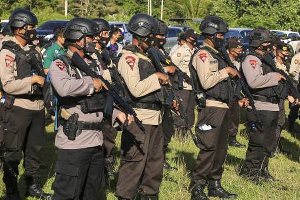 Setelah apel gabungan tersebut, seluruh personel bergegas mengayunkan langkah kaki menelusuri jalan setapak dengan jarak tempuh perjalanan sekitar empat sampai lima jam menuju lokasi ladang ganja siap panen di kaki Gunung Seulawah Agam dan di kaki Gunung Leuser Aceh.(Syifa Yulinas/Antara) Setelah apel gabungan tersebut, seluruh personel bergegas mengayunkan langkah kaki menelusuri jalan setapak dengan jarak tempuh perjalanan sekitar empat sampai lima jam menuju lokasi ladang ganja siap panen di kaki Gunung Seulawah Agam dan di kaki Gunung Leuser Aceh.(Syifa Yulinas/Antara)