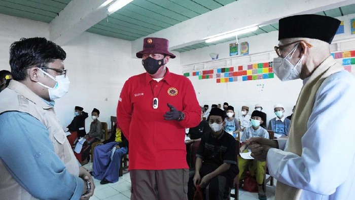 Bantuan BIN Vaksinasi COVID-19 terus dilakukan oleh sejumlah instansi. Salah satunya oleh BIN yang gelar vaksinasi untuk santri pesantren dan madrasah di 7 provinsi.