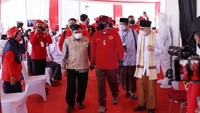 Kepala Badan Intelijen Negara (BIN) Jendral Polisi (Purn) Budi Gunawan saat menghadiri program vaksinasi di Yayasan Madrasah Tanwiriyyah, Cianjur, Jawa Barat, Senin (26/7/2021).