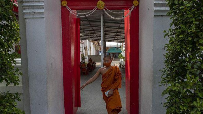 Biksu di kuil Thailand
