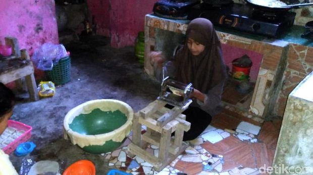 Bocah Salma Penjual Gorengan di Sukabumi