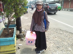 Bocah Salma Jual Gorengan-Putus Sekolah Gegara Ayah Terdampak Pandemi