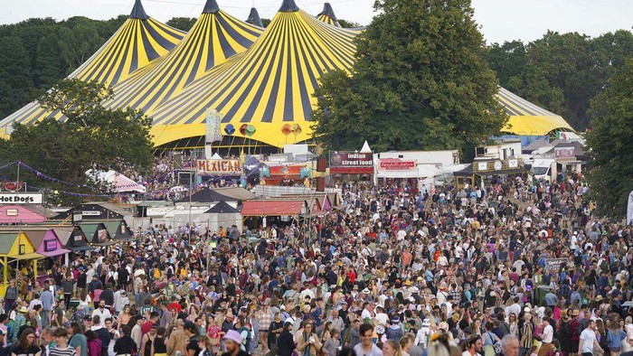 Warga Inggris yang telah divaksin diizinkan hadiri festival musik di Henham Park. Warga yang datang ke sana pun tampak menikmati festival musik tanpa masker.