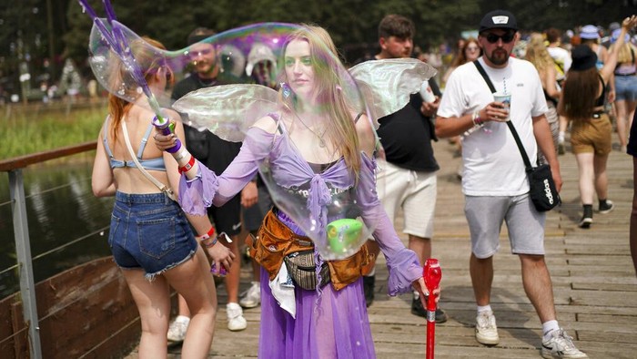 Warga Inggris yang telah divaksin diizinkan hadiri festival musik di Henham Park. Warga yang datang ke sana pun tampak menikmati festival musik tanpa masker.