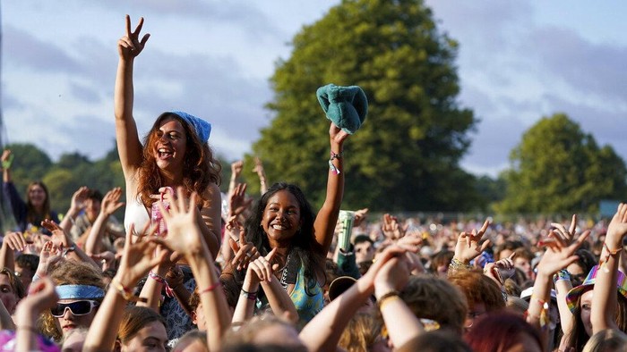 Warga Inggris yang telah divaksin diizinkan hadiri festival musik di Henham Park. Warga yang datang ke sana pun tampak menikmati festival musik tanpa masker.