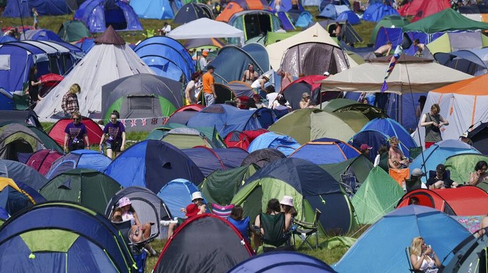 Cerianya Warga Inggris Nonton Festival Musik Tanpa Masker Warga Inggris yang telah divaksin diizinkan hadiri festival musik di Henham Park. Warga yang datang ke sana pun tampak menikmati festival musik tanpa masker.