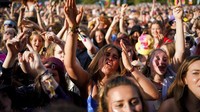 Warga Inggris kembali dapat menikmati Festival musik tanpa masker dan berkerumun di Henham Park, Southwold, Inggris Jumat (23/7/2021). Acara yang berlangsung selama tiga hari itu Nampak dipadati pengunjung.