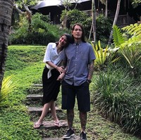 Inilah potret mesra sang DJ cantik dengan chef Juna yang diunggahnya bertepatan dengan ulang tahun koki tampan itu pada 20 Juli. Chef Juna viral setelah ia mengungkit soal anak di channel Youtube Deddy Corbuzier. Dia mengatakan bahwa soal keturunan dia menyerahkan kepada pasangannya. Foto: Instagram