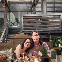Sempat menjalin hubungan dengan Atries Angel, kini Chef Juna dikabarkan telah kembali berpacaran dengan Citra Anidya yang merupakan seorang Disc Jokey. Di media sosialnya, pasangan yang satu ini juga kerap memamerkan momen-momen kebersamaannya. Foto: Instagram
