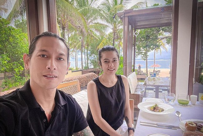 Inilah potret kemesraan chef Juna dan Citra saat berlibur ke Bali. Pasangan ini telah berpacaran sekitar dua tahun lamanya. Sebelumnya, chef Juna pernah menikah dengan wanita asal Amerika Serikat. Foto: Instagram