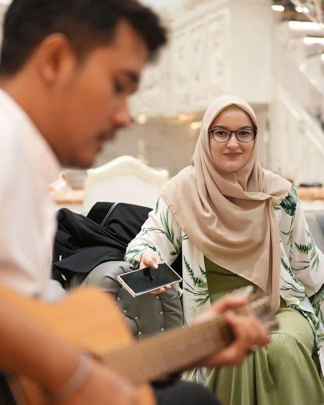 Aswin Yanuar dan istrinya sempat mengalami jatuh bangun sebelum akhirnya menjadi Cracy Rich. Keduanya pernah berjualan gorengan dengan penghaslilan pas-pasan. Foto: Instagram @aswinyaanuar