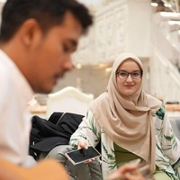 Aswin Yanuar dan istrinya sempat mengalami jatuh bangun sebelum akhirnya menjadi Cracy Rich. Keduanya pernah berjualan gorengan dengan penghaslilan pas-pasan. Foto: Instagram @aswinyaanuar