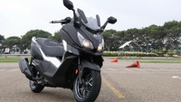 Masih dari pabrikan SYM, kali ini Cruisym 300i lebih dekat dengan Honda Forza 250 dan Yamaha Xmax. Motor di bawah 300 cc satu ini mempunyai jantung 278,3 cc. Secara data, tenaga yang dihasilkan mampu mencapai 26,9 hp pada putaran 7750 rpm dengan torsi maksimumnya mencapai 27.3 Nm di 6750 rpm. Karena mengusung mesin lebih dari 250 cc, motor ini dikategorikan sebagai barang mewah. Foto: SYM