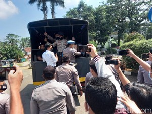 Demo Tolak PPKM di Lebak Dibubarkan, Sejumlah Orang Diamankan-Dites Corona