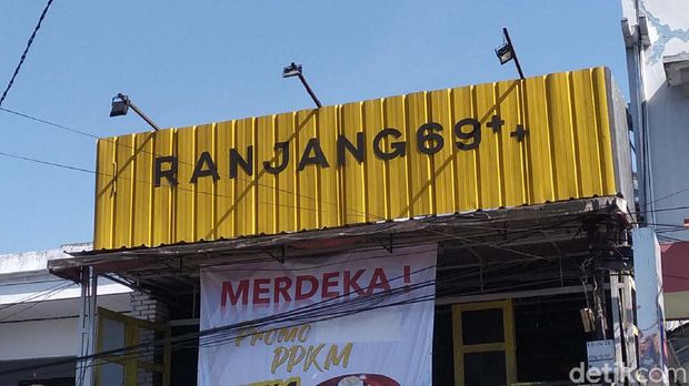 Warung ramen di Kabupaten Garut, Jabar bikin geger. Mereka memasang baliho promo beli satu gratis satu untuk semua orang, kecuali.... Presiden Jokowi.