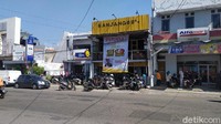 Baliho Gratis ramen kecuali Presiden itu menjadi perbincangan warga Garut setelah viral dan tersebar di medsos serta aplikasi perpesanan WhatsApp.