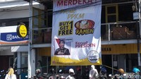 Warung ramen di Kabupaten Garut, Jabar bikin geger. Mereka memasang baliho promo beli satu gratis satu untuk semua orang, kecuali.... Presiden Jokowi.