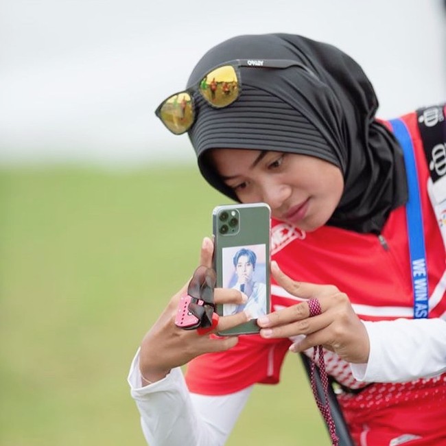Selain menjadi atlet, Diananda yang seorang penggemar KPop ini juga mengajar di Srikandi Archery School, Surabaya sejak 2004. Foto: Instagram @dianandach