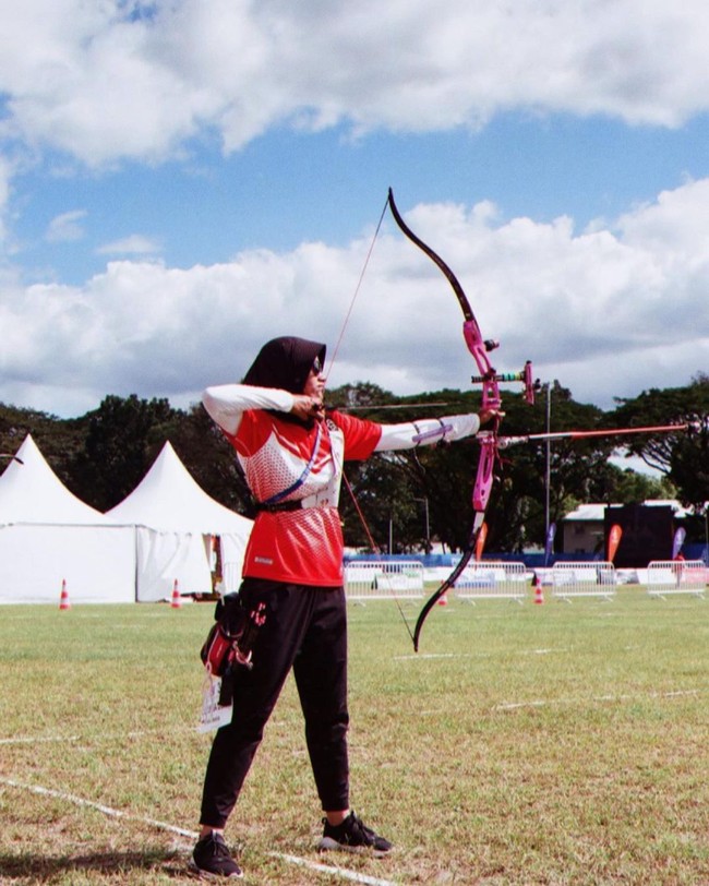 Diananda Choirunnisa adalah salah satu wakil pertama Indonesia yang berlaga dalam Olimpiade Tokyo 2020. Ia merupakan atlet panahan asal Indonesia yang baru saja berlaga bersama Riau Ega Agatha dan sukses melaju sampai perempat final panahan nomor beregu campuran. Foto: Instagram @dianandach