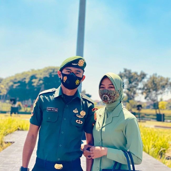 Selain pemain bola, Dani Pratama juga tergabung dalam TNI di kesatuan Yonif Mekanis Raider 411/Pandawa Kostrad dengan pangkat sersan dua. Begini penampilan pasangan tersebut ketika memakai busana dinas. Foto: Instagram @dianandach