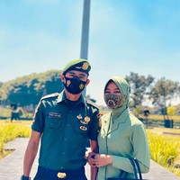 Selain pemain bola, Dani Pratama juga tergabung dalam TNI di kesatuan Yonif Mekanis Raider 411/Pandawa Kostrad dengan pangkat sersan dua. Begini penampilan pasangan tersebut ketika memakai busana dinas. Foto: Instagram @dianandach