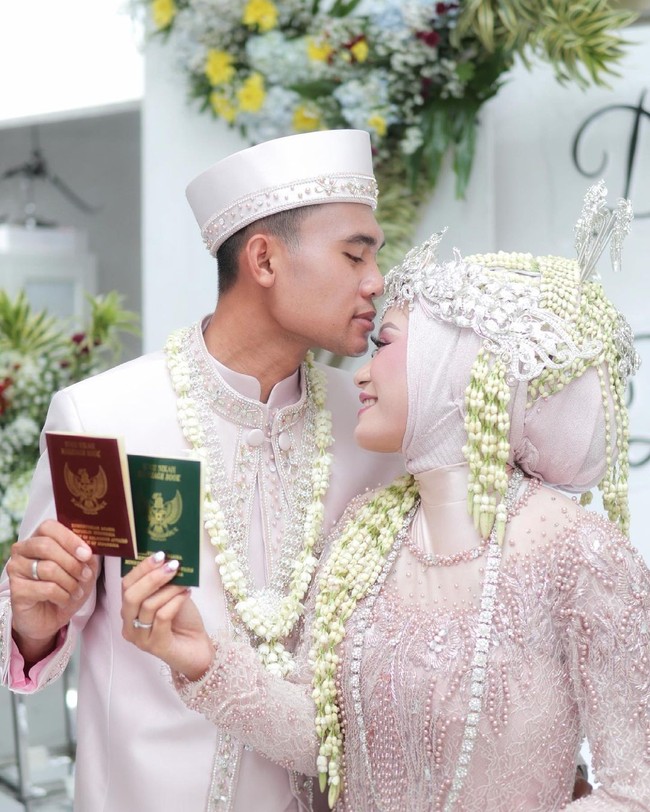 Wanita bertinggi badan 1,72 meter itu baru saja menikah bulan lalu. Ia dipersunting oleh Dani Pratama yang sama-sama atlet. Dani adalah pemain bola yang bermain untuk Sulut United Football Club. Foto: Instagram @dianandach