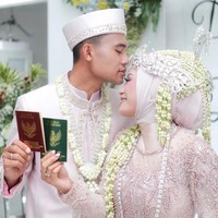 Wanita bertinggi badan 1,72 meter itu baru saja menikah bulan lalu. Ia dipersunting oleh Dani Pratama yang sama-sama atlet. Dani adalah pemain bola yang bermain untuk Sulut United Football Club. Foto: Instagram @dianandach