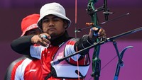 Atlet panahan Indonesia Alviyanto Prasetyadi melepaskan anak panah dalam pertandingan nomor beregu putra Olimpiade Tokyo 2020 melawan tim Inggris di Yumenoshima Park Archery Field, Tokyo, Jepang.  
