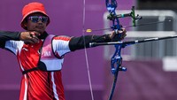 Atlet panahan Indonesia Riau Ega Agatha Salsabila bersiap melepaskan anak panah saat melawan tim Inggris dalam pertandingan nomor beregu putra Olimpiade Tokyo 2020 di Yumenoshima Park Archery Field, Tokyo, Jepang. Di set pertama, Indonesia mengumpulkan 26 poin dari tiga kesempatan pertama. Sementara Inggris Raya unggul dengan 28 poin. Indonesia menambah 25 poin di kesempatan kedua sehingga mengumpulkan total 51 poin. Sedangkan Inggris Raya menambah 27 poin. Inggris Raya unggul 55-51 di set pertama atas Indonesia.