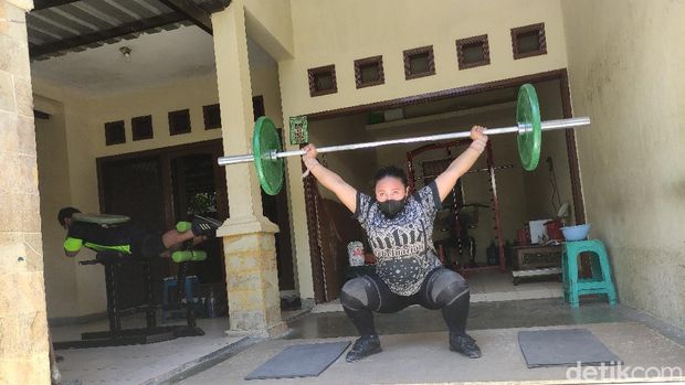 Sebuah rumah di kawasan Perum Griya Mapan Sentosa Waru Sidoarjo menjadi tempat tinggal dan tempat latihan Eko Yuli Irawan sejak 2014 hingga akhirnya bergabung dengan  PABSI Jawa Timur.