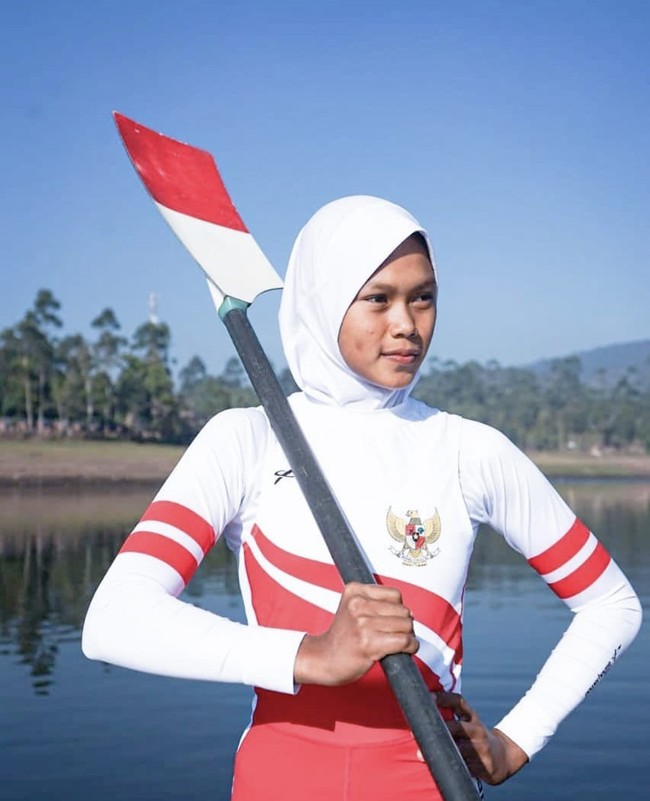 Di Olimpiade Tokyo 2020, Melani Putri berpasangan dengan Mutiara Putri. Berusia 17 tahun, Mutiara menjadi atlet termuda dari kontingen Indonesia di Olimpiade 2020. Meski masih belia, dia memiliki sederet prestasi seperti medali emas cabang olahraga dayung rowing kelas W1X (Women Single Scull) di Pekan Olahraga Pelajar Nasional (Popnas) XV/2019. Di SEA Games 2019 Filipina, Mutiara berhasil meraih perunggu cabang olahraga rowing kelas ringan satu pedayung. (Foto: Dok. Instagram/@mutia.rp)