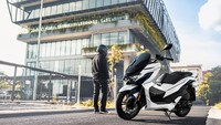 Sebagai informasi, Drone GPX merupakan skuter premium pertama dari GPX yang dibuat secara kerja sama dengan brand SYM. SYM atau Sanyang Motor  merupakan merek otomotif roda dua asal Taiwan, yang memang dikenal dengan produk-produk skutiknya. Foto: GPX Thailand