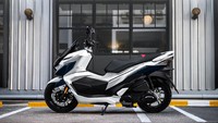 Motor ini juga mendapatkan rem cakram depan berukuran 260 mm dan rem cakram belakang berukuran 220 mm yang dilengkapi dengan sistem CBS (Combined Brake System). Foto: GPX Thailand