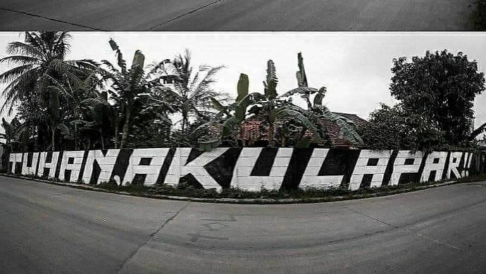 Grafiti Tuhan Aku Lapar di Tigaraksa, Tangerang, sebelum dihapus petugas