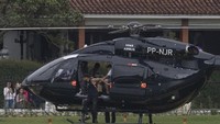 Terdapat tulisan NJR di bagian baling-baling belakang yang merupakan inisial nama Neymar. Selain itu, ada juga logo Batman di kursi penumpang. Neymar diketahui sangat menyukai karakter pahlawan super dari Kota Gotham itu. (AFP/MAURO PIMENTEL)