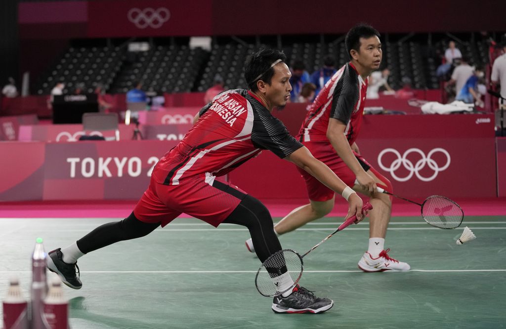 Mohammad Ashsan and Hendra Setiawan, right, of Indonesia compete against Canadian Nyl Yakura and Jason Ho-Shue during men's double Badminton match at the 2020 Summer Olympics, Saturday, July 24, 2021, in Tokyo, Japan. (AP Photo/ Markus Schreiber)
